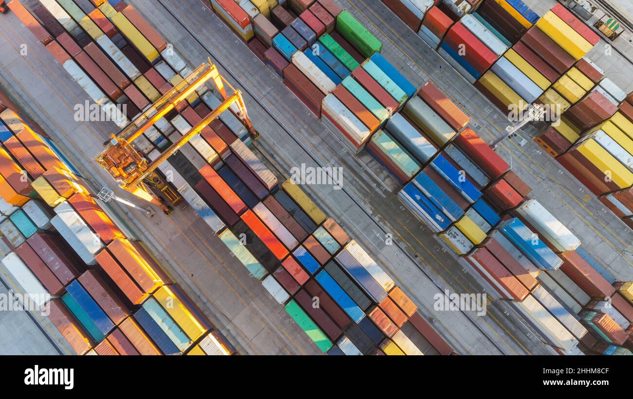 Vista aerea del terminal del porto di spedizione. Coloratissimo modello di contenitori nel porto. Logistica marittima commercio globale di esportazione di porto Foto Stock