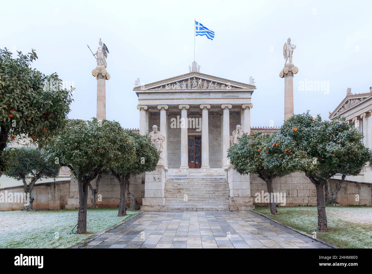 Accademia di Atene durante la nevicata nel gennaio 24th 2022, un fenomeno piuttosto arretrato ad Atene, in Grecia, anche durante l'inverno. Foto Stock