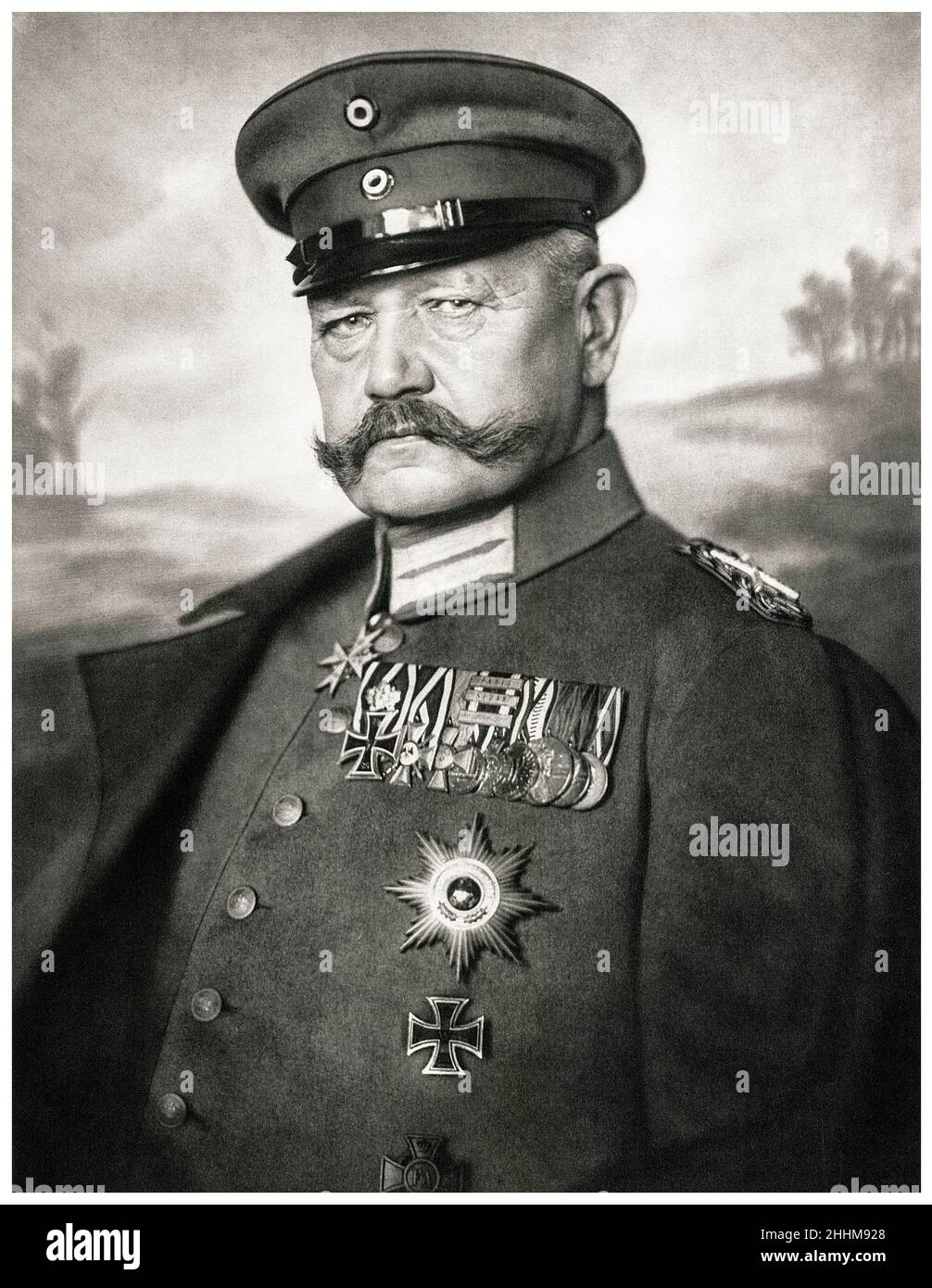 Paul von Hindenburg (1847-1934), generale tedesco durante la prima guerra mondiale, e presidente della Germania (1925-1934), ritratto fotografia in uniforme militare di Nicola Perscheid, 1914 Foto Stock