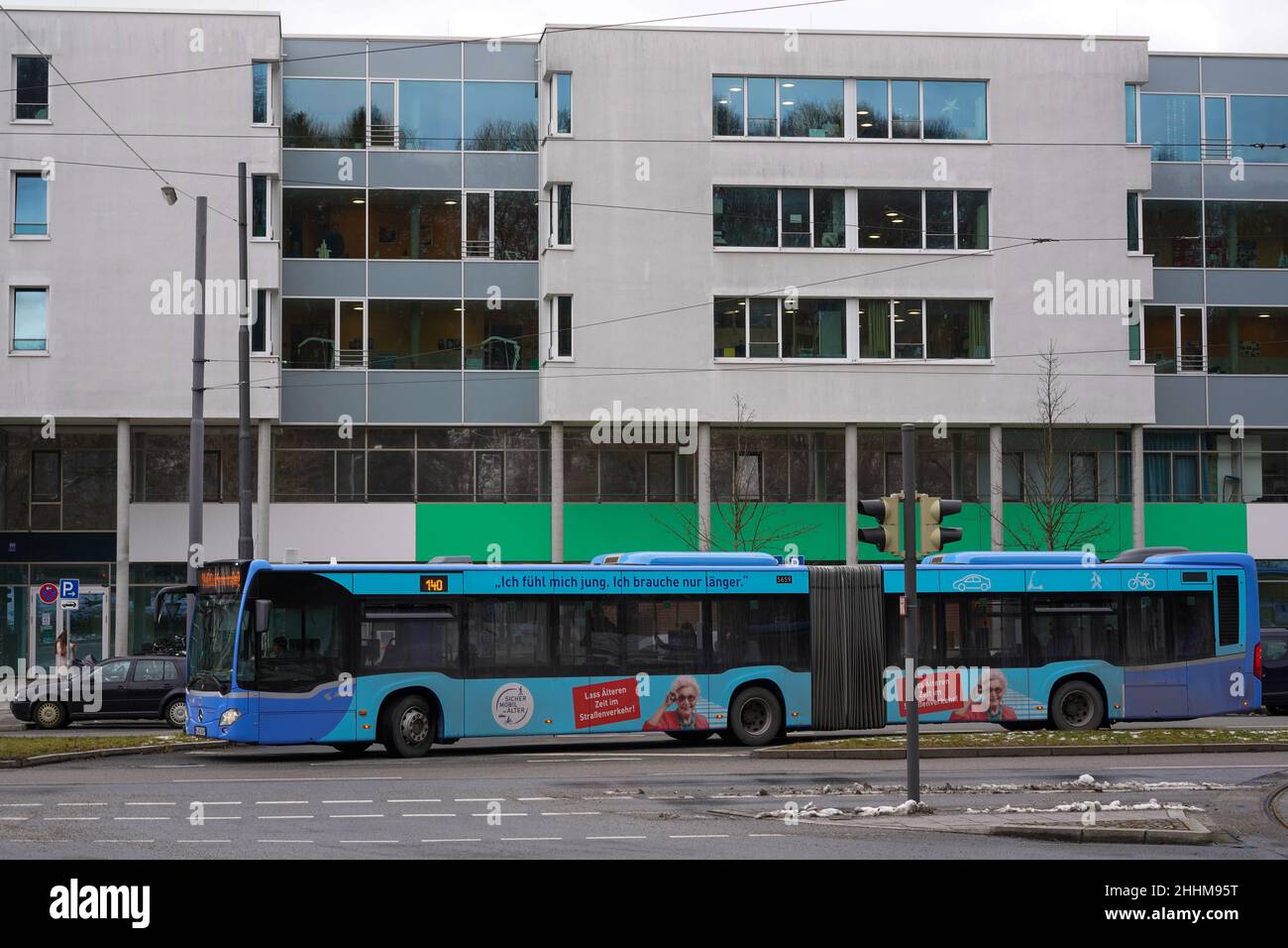 Un autobus della linea 140 di fronte ad un edificio residenziale a Monaco. Si gira alla fermata Scheidtplatz. Foto Stock