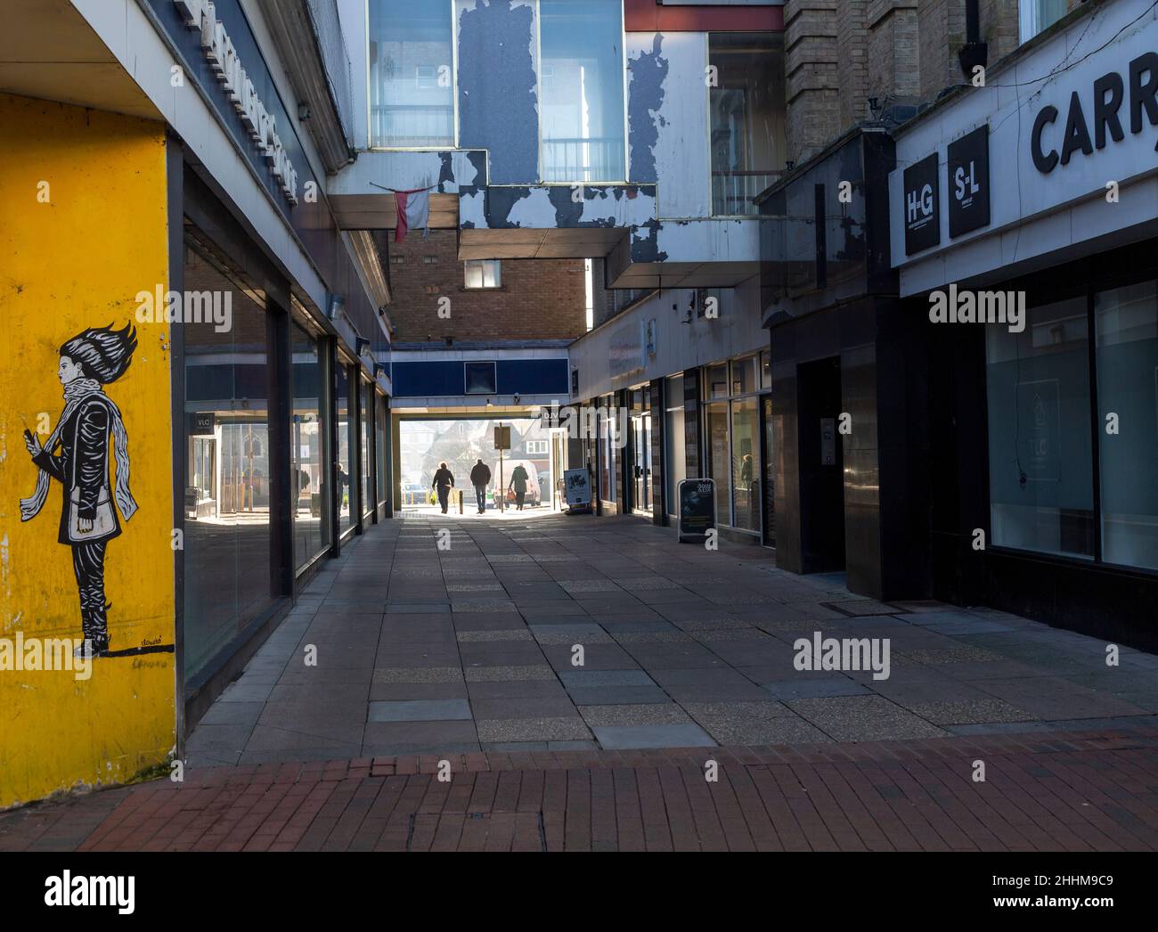 Persone che camminano lungo la passerella sotto l'ex edificio dei grandi magazzini Co-op, Ipswich, Suffolk, Inghilterra, Regno Unito Foto Stock