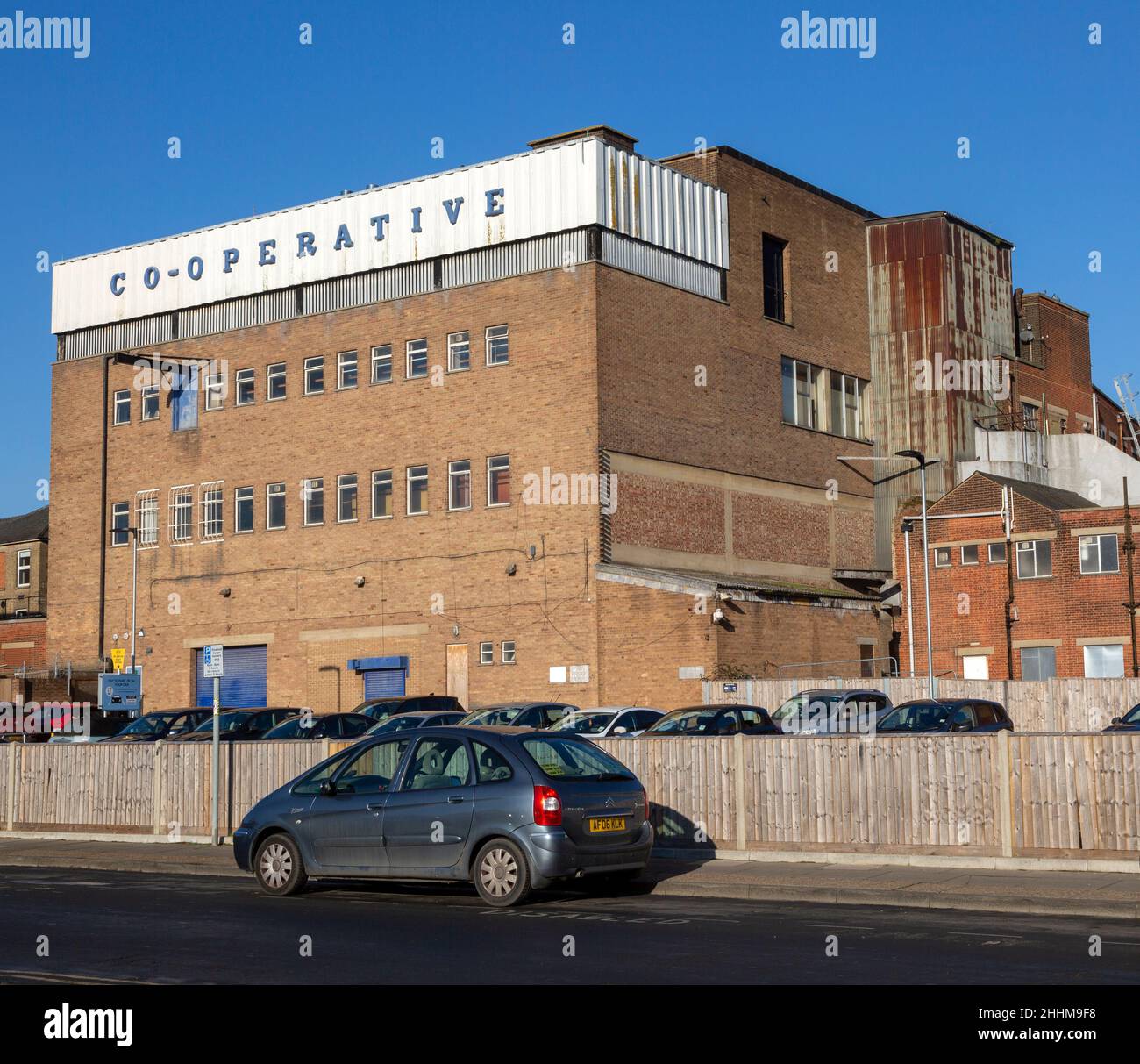 Retro dell'edificio del grande magazzino cooperativo chiuso nel centro città, Ipswich, Suffolk, Inghilterra, Regno Unito Foto Stock