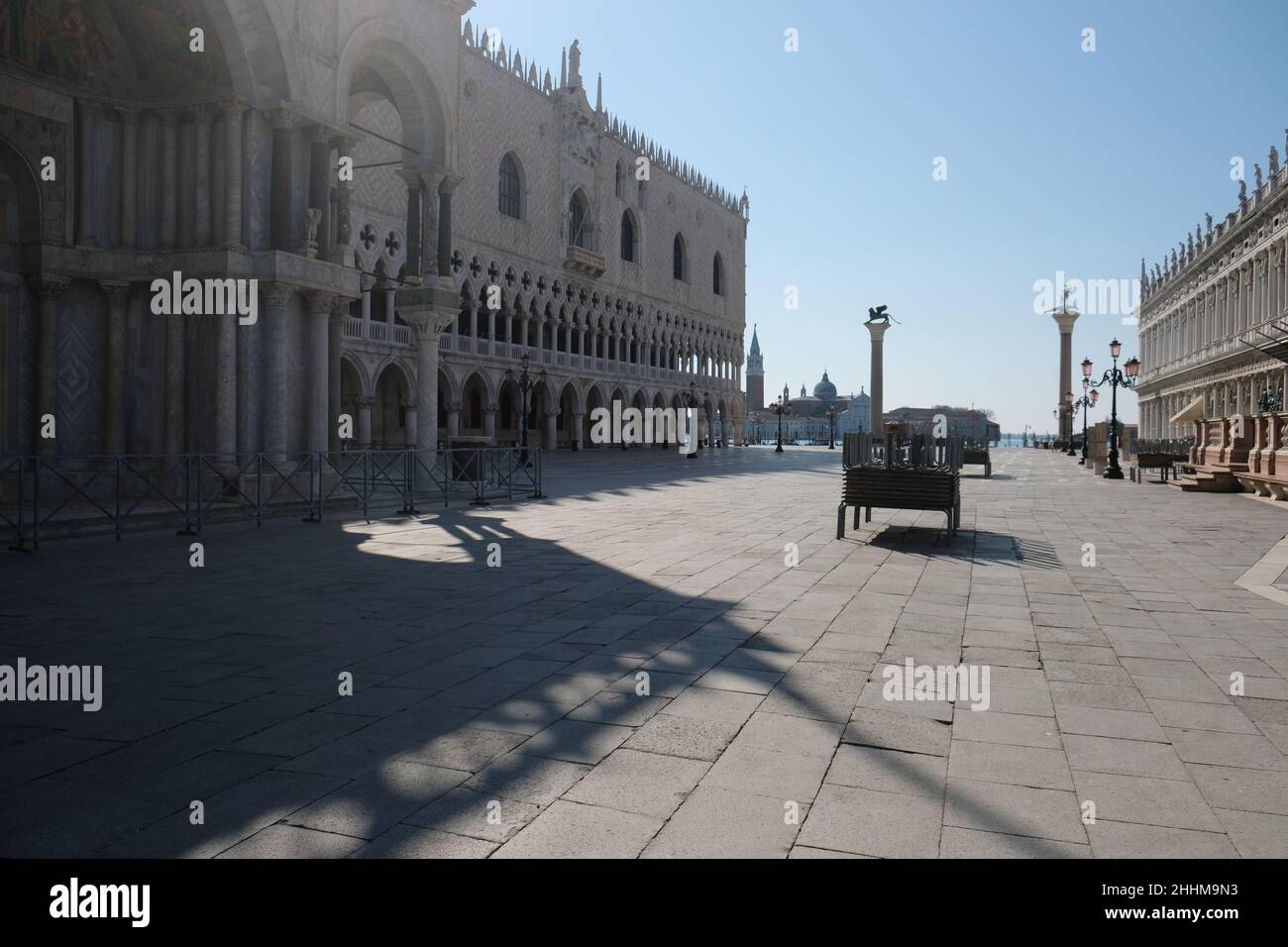 Una vista di Piazza San Marco vuota durante il blocco per la malattia da coronavirus. Foto Stock