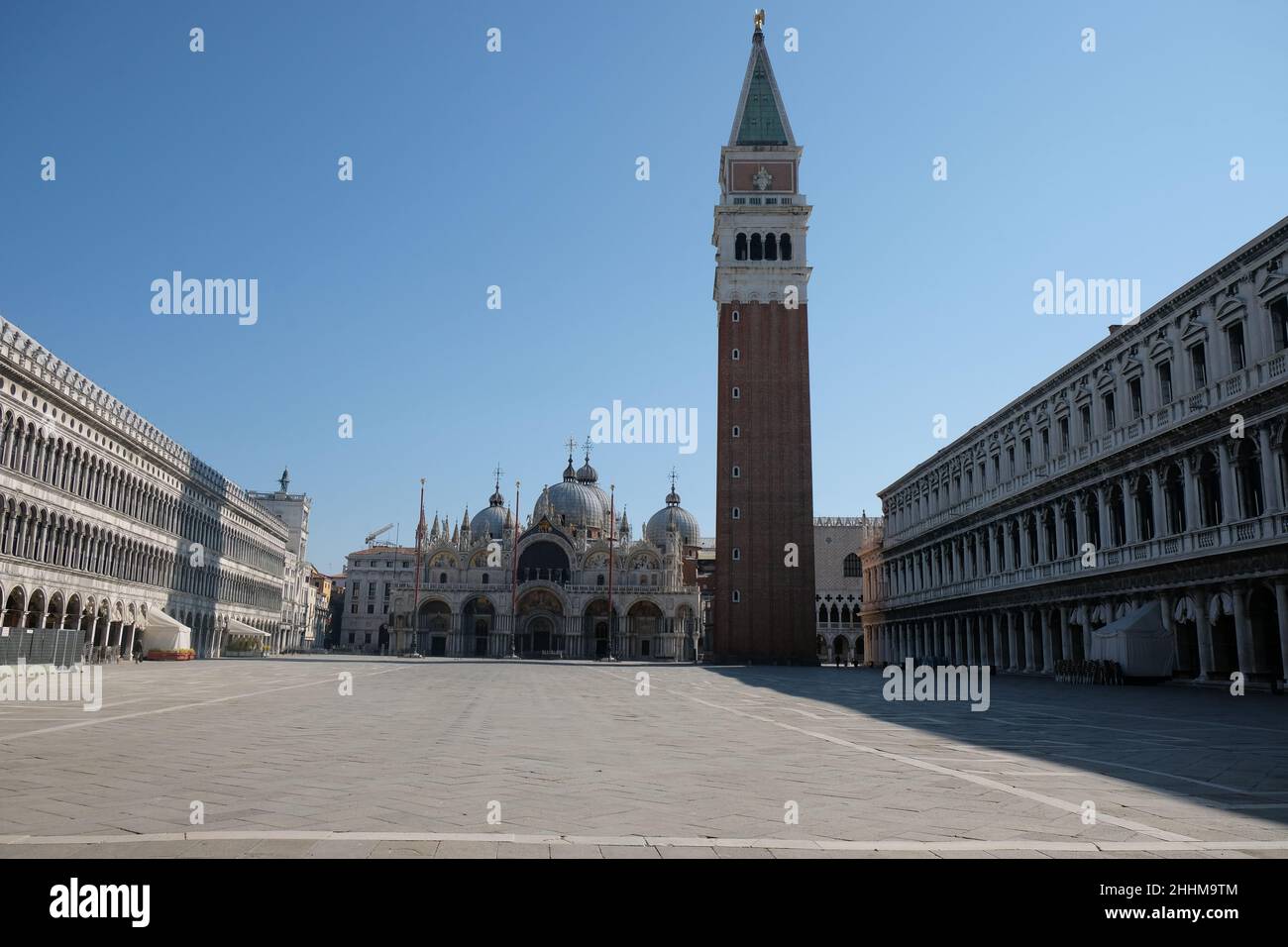 Una vista di Piazza San Marco vuota durante il blocco per la malattia da coronavirus. Foto Stock