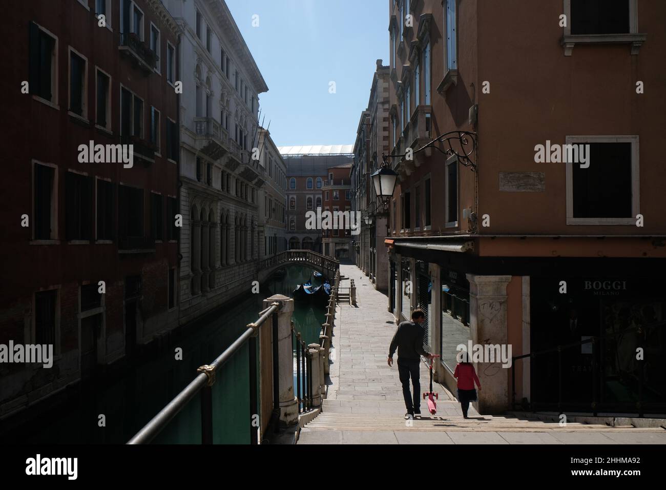 Una vista del canale vuoto durante il blocco per la malattia del coronavirus. Foto Stock