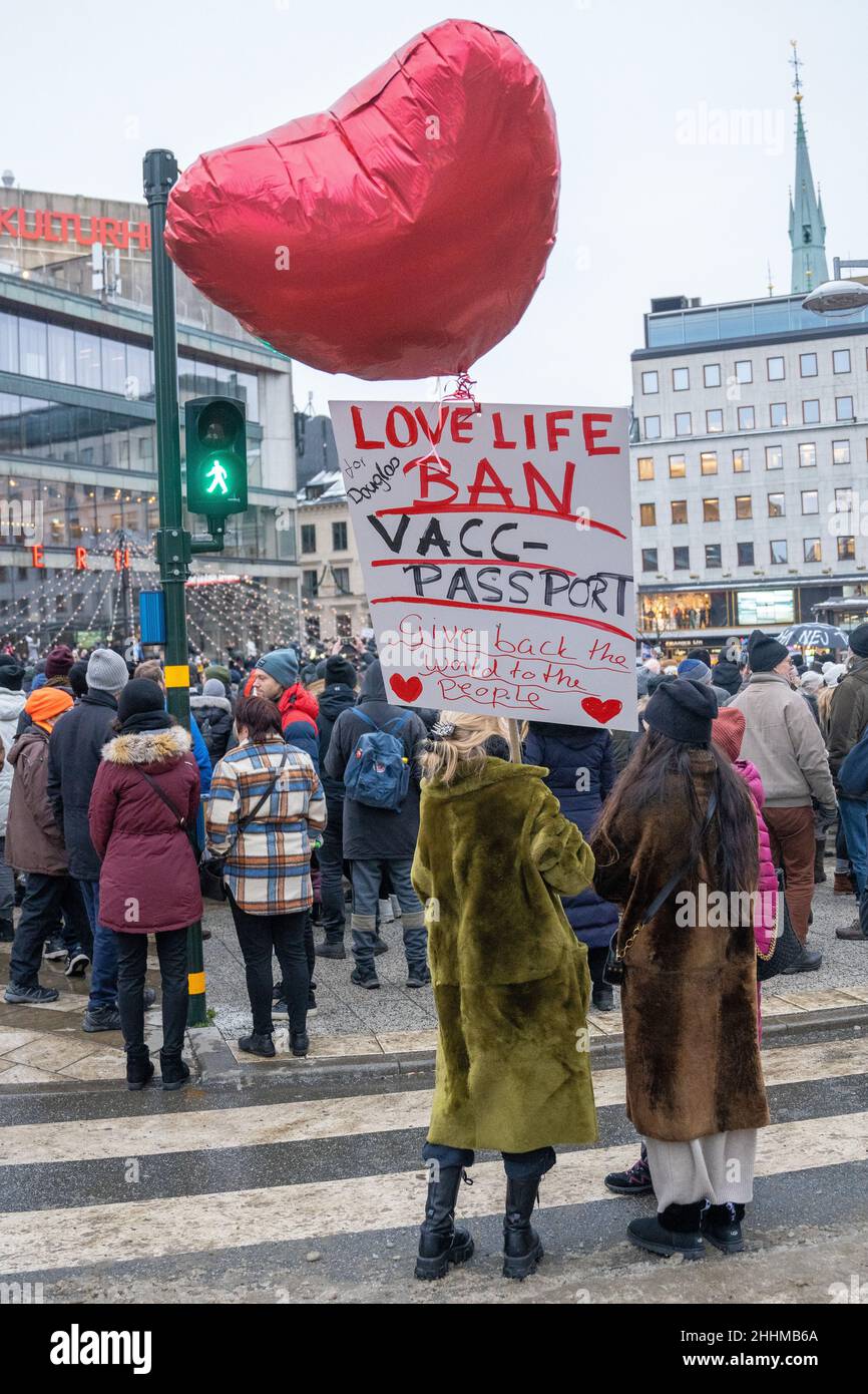Stoccolma, Svezia, 2022-01-22: Donna che ha un cartello leggere Love LIFE BAN passaporto vacc durante il rally contro il passaporto vaccino mandato Foto Stock