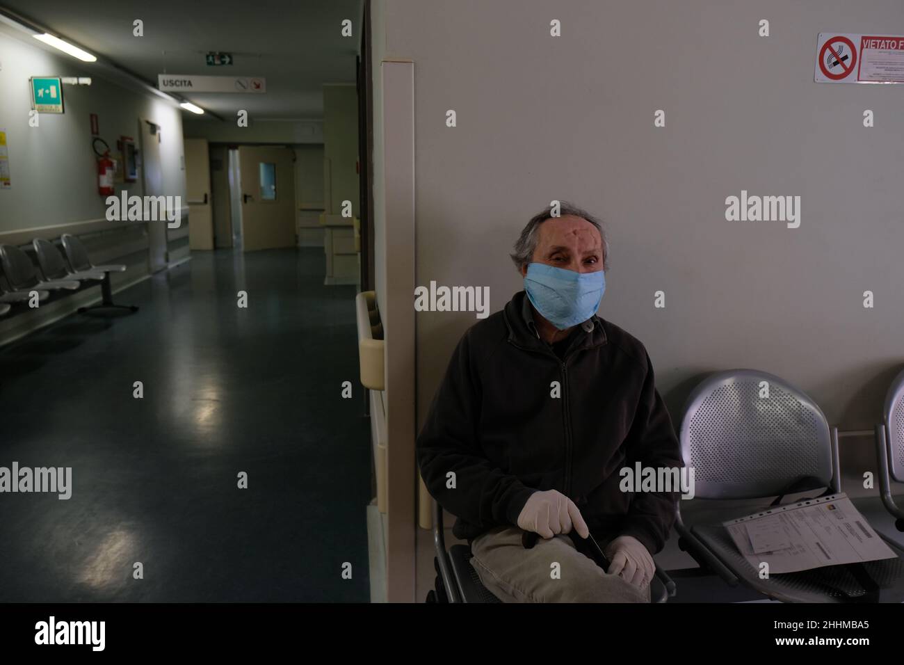 Un uomo attende di essere esaminato all'ospedale San Giovanni e Paolo di Venezia Foto Stock