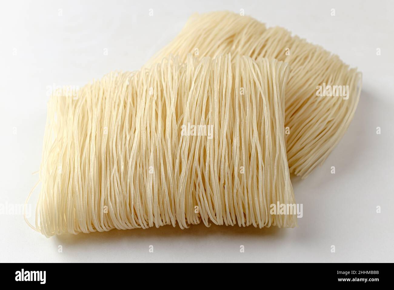 Noodle di riso su sfondo bianco Foto Stock