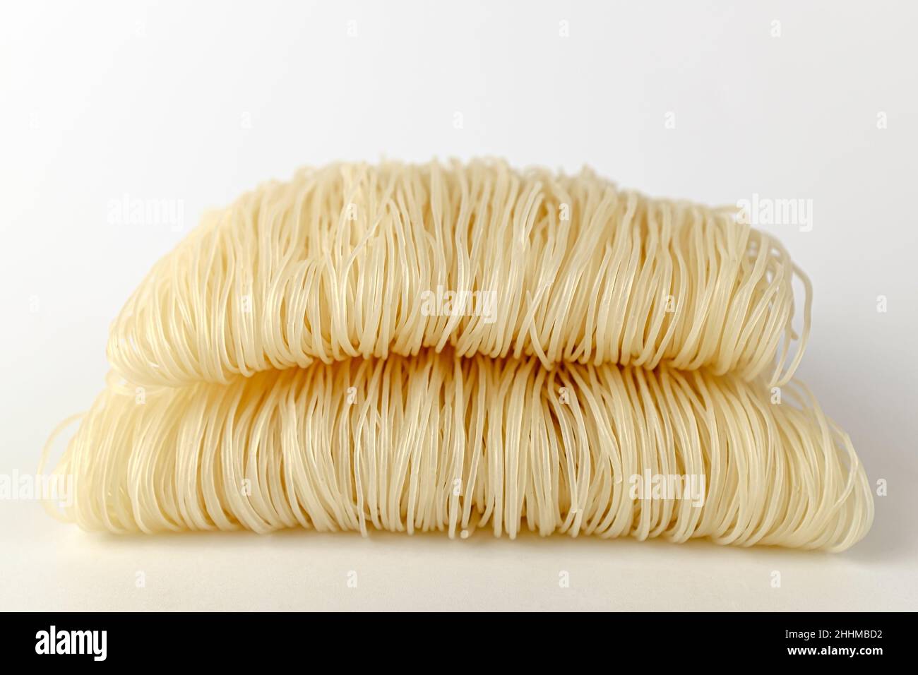 Noodle di riso su sfondo bianco Foto Stock