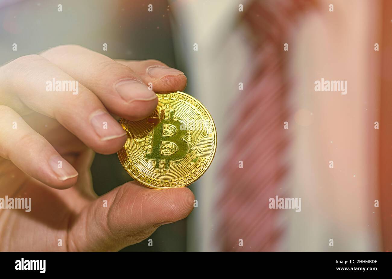 moneta da bit per la svalutazione. Primo piano bitcoin e la barra del grafico digitale del mercato azionario su nero. Criptovaluta. Crescita dello stock di Bitcoin. Investire in risorse virtuali. Foto Stock