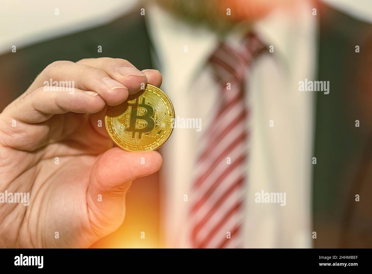 moneta da bit per la svalutazione. Primo piano bitcoin e la barra del grafico digitale del mercato azionario su nero. Criptovaluta. Crescita dello stock di Bitcoin. Investire in risorse virtuali. Foto Stock