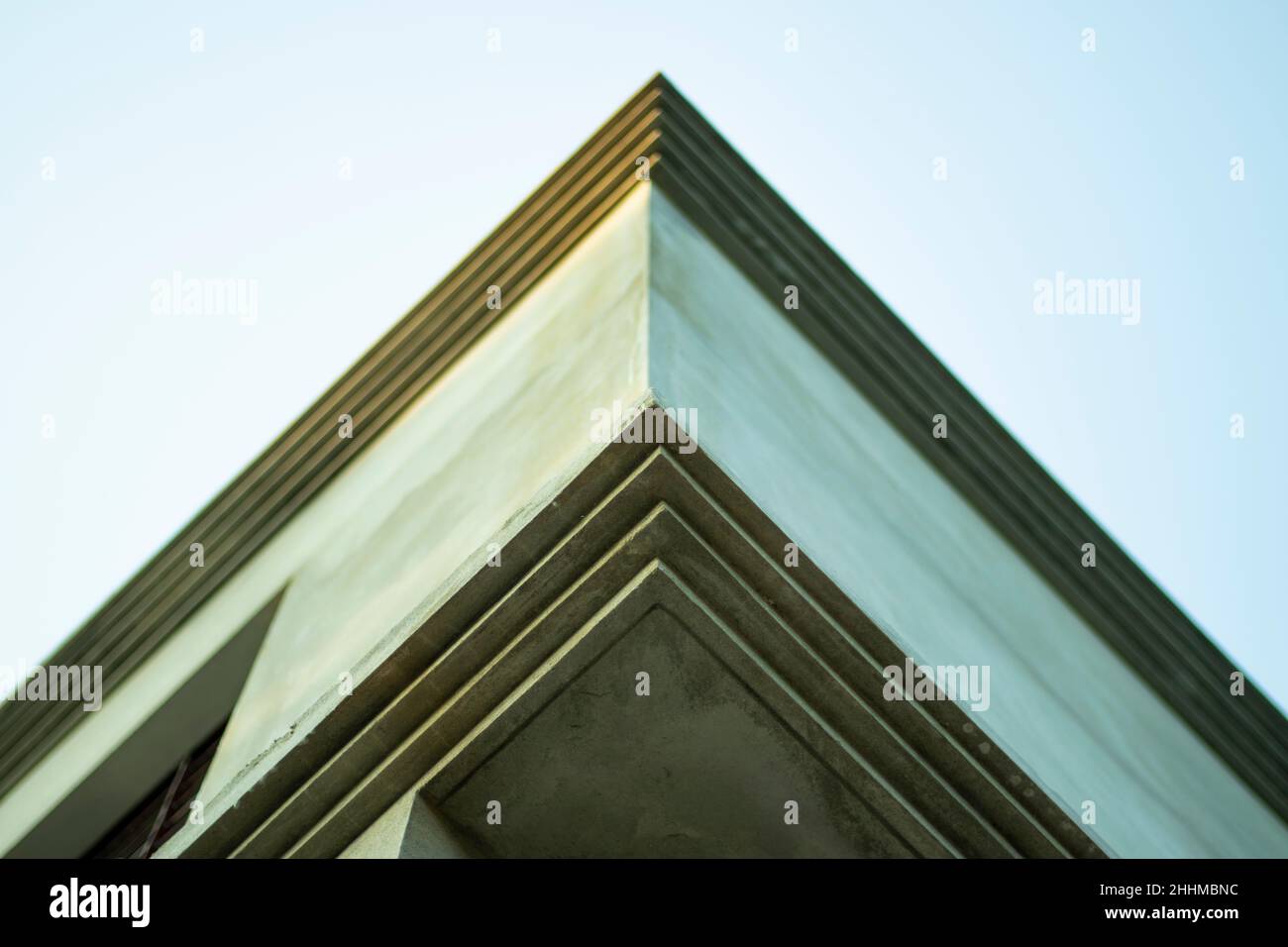 Edificio in cemento, design architettonico all'aperto con vista del cielo bianco durante il giorno Foto Stock