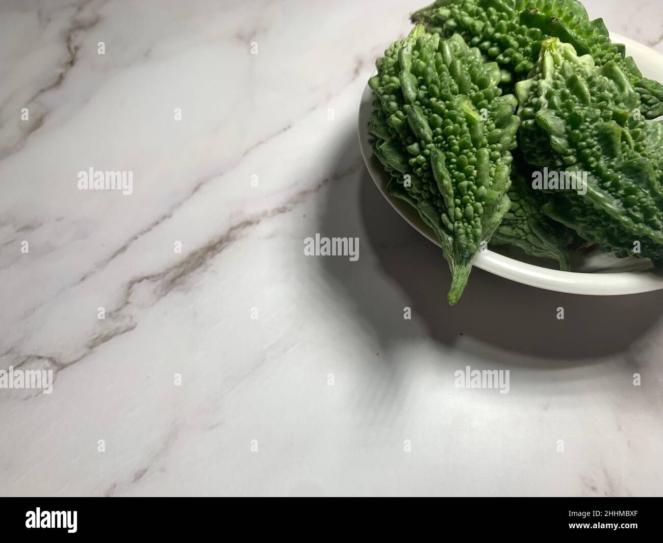 Melone amaro e zucca bitter. Concetto di verdure verdi. Foto Stock