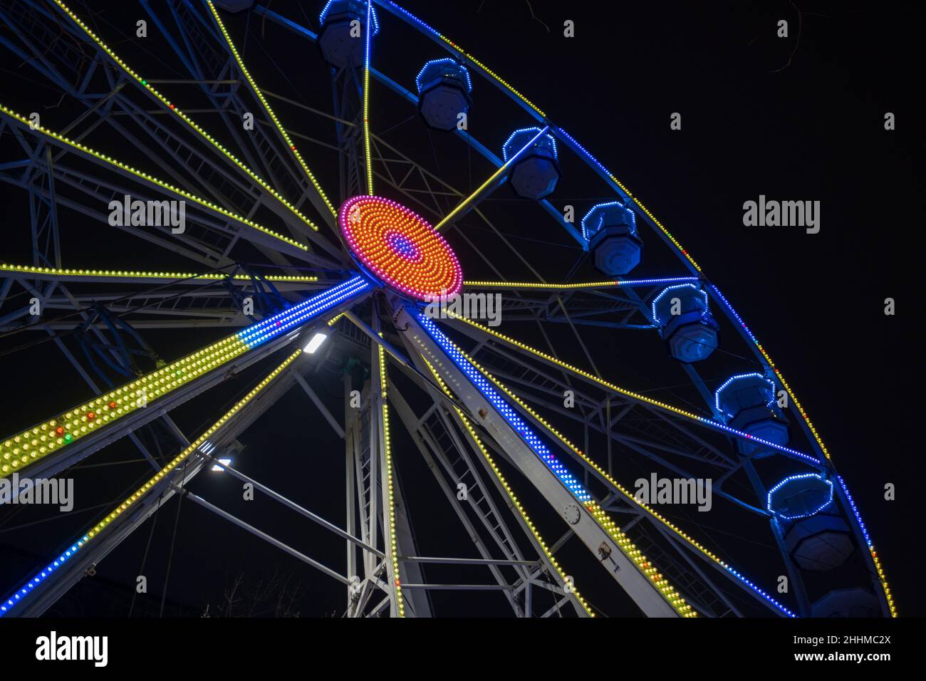 Ruota panoramica splendidamente illuminata di notte a Leeds, Regno Unito, presso il municipio. Foto Stock