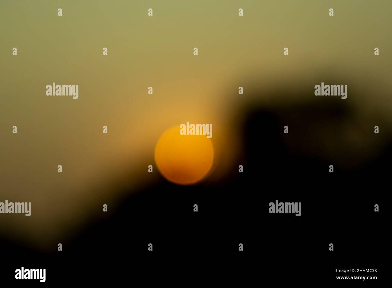 Tramonti appena prima del tramonto e creato un bel sole d'oro bokeh effetto Foto Stock