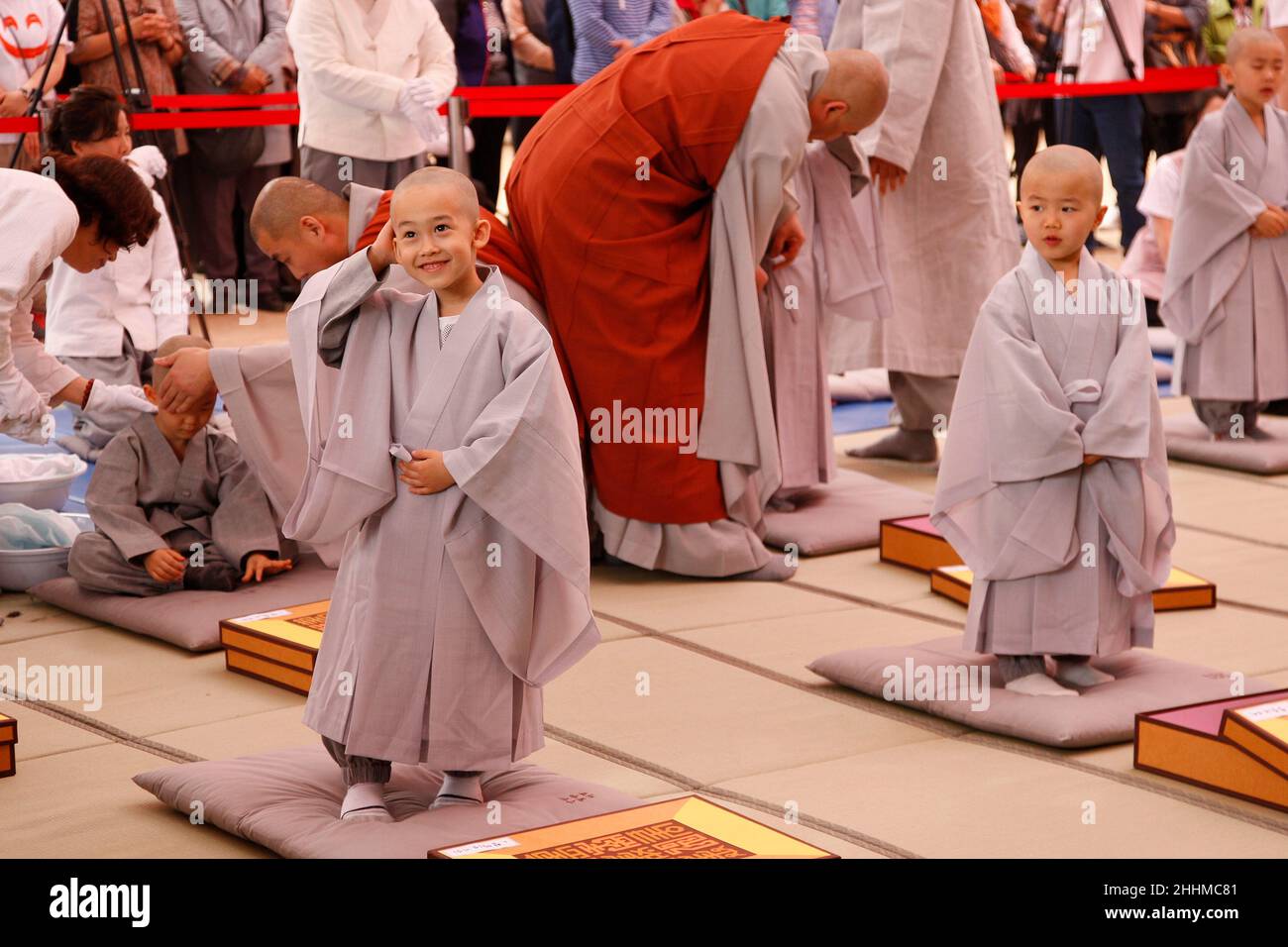 11 maggio 2015 ? Corea del Sud, Seul : il bambino sudcoreano partecipa alla cerimonia del compleanno del buddha presso un tempio di Chogye a Seul, Corea del Sud. I bambini hanno i capelli rasati durante la cerimonia "i bambini che diventano monaci buddisti" prima del compleanno di buddha in un tempio di Chogye. I bambini soggiorneranno al tempio per conoscere il buddismo per 14 giorni. Buddha è nato circa 2.559 anni fa, e sebbene la data esatta sia sconosciuta, il compleanno ufficiale del Buddha è celebrato sulla luna piena a maggio in Corea del Sud, che è il 25 maggio di quest'anno. Foto Stock