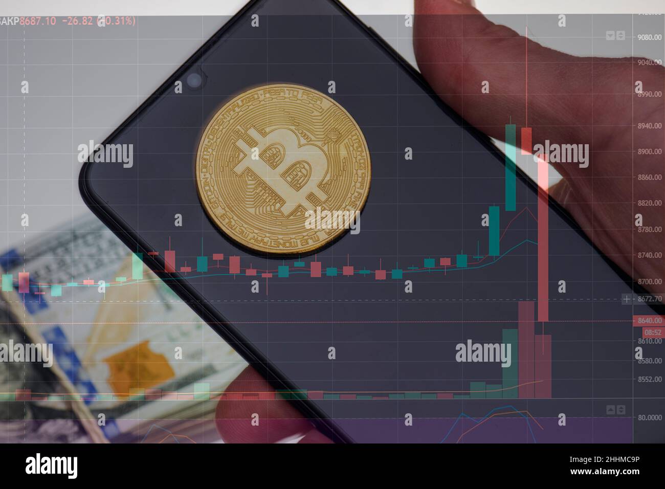 moneta da bit per la svalutazione. Primo piano bitcoin e la barra del grafico digitale del mercato azionario su nero. Criptovaluta. Crescita dello stock di Bitcoin. Investire in risorse virtuali. Foto Stock