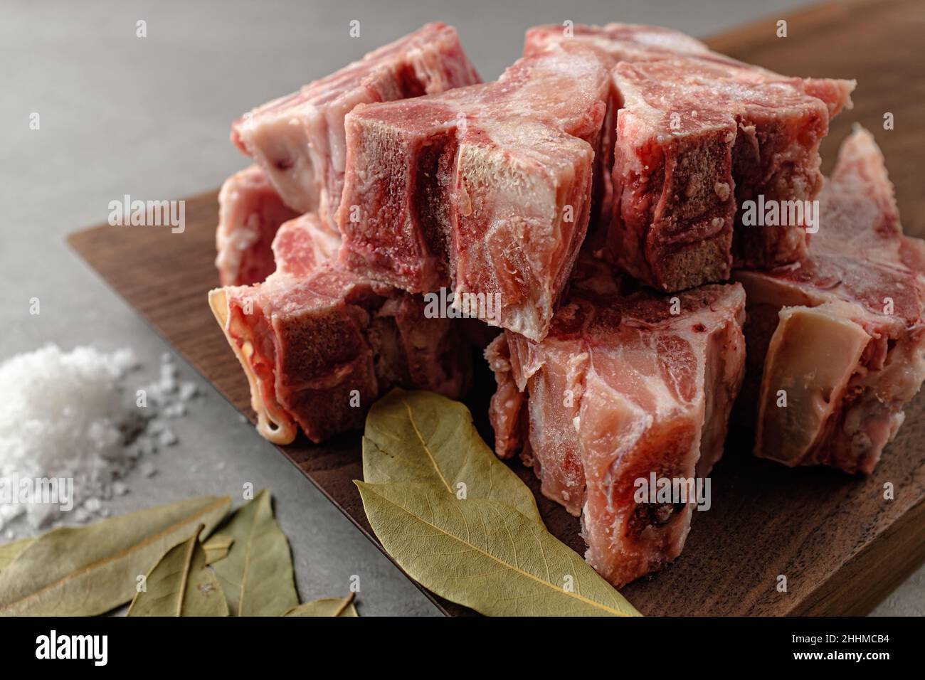 Spina dorsale di maiale congelata tagliata a quadrati Foto Stock