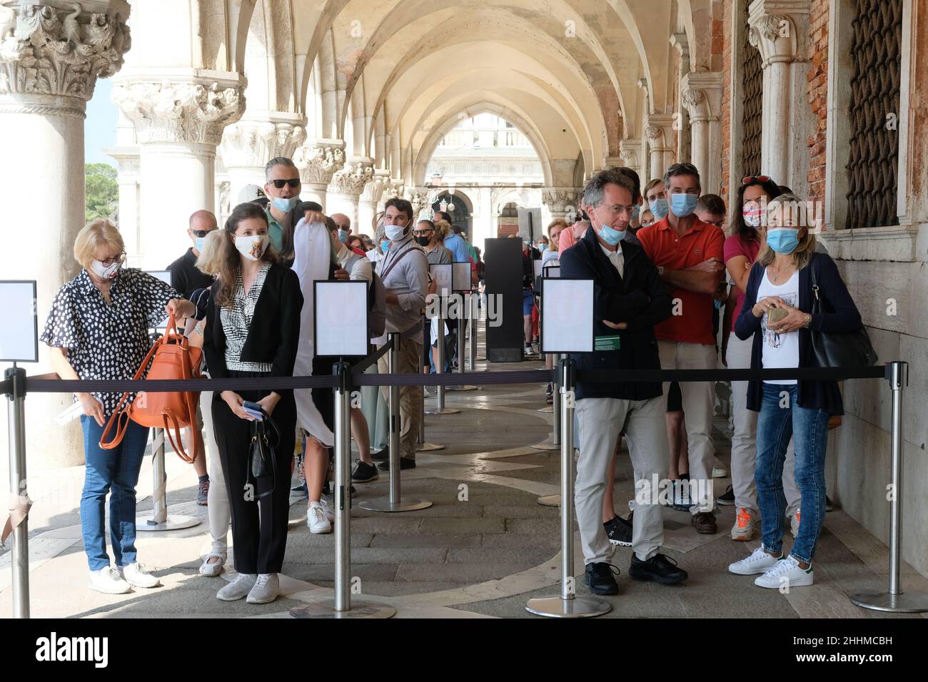 I turisti si accodano al Palazzo Ducale di Venezia, 20 giugno 2020 Foto Stock
