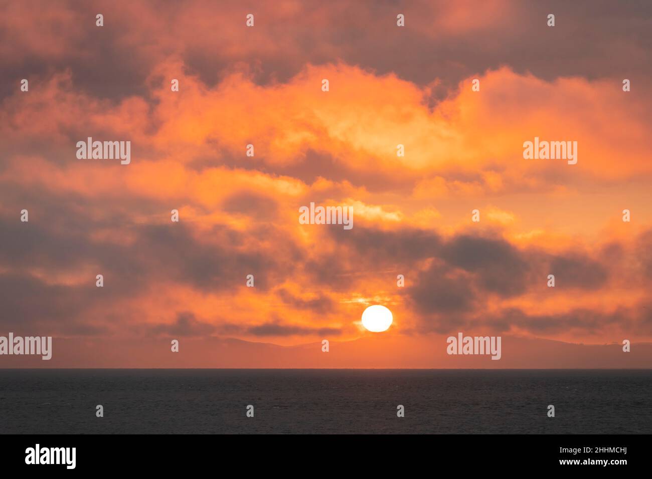 Tramonto di metà estate sul Solway e il Mare d'Irlanda, da Silloth in Cumbria, Regno Unito Foto Stock