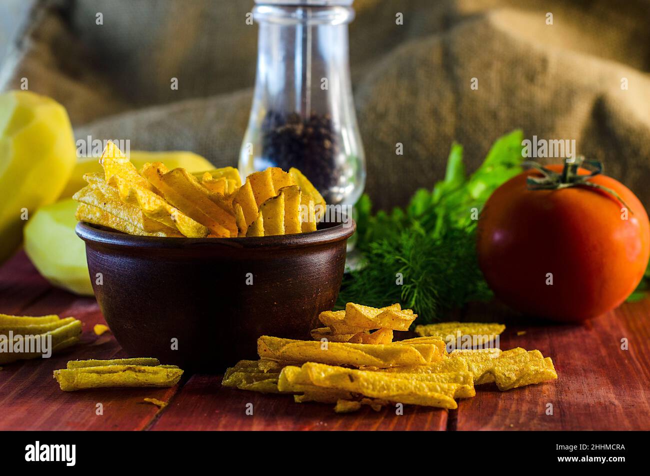 patatine fritte sul tavolo e ingredienti Foto Stock