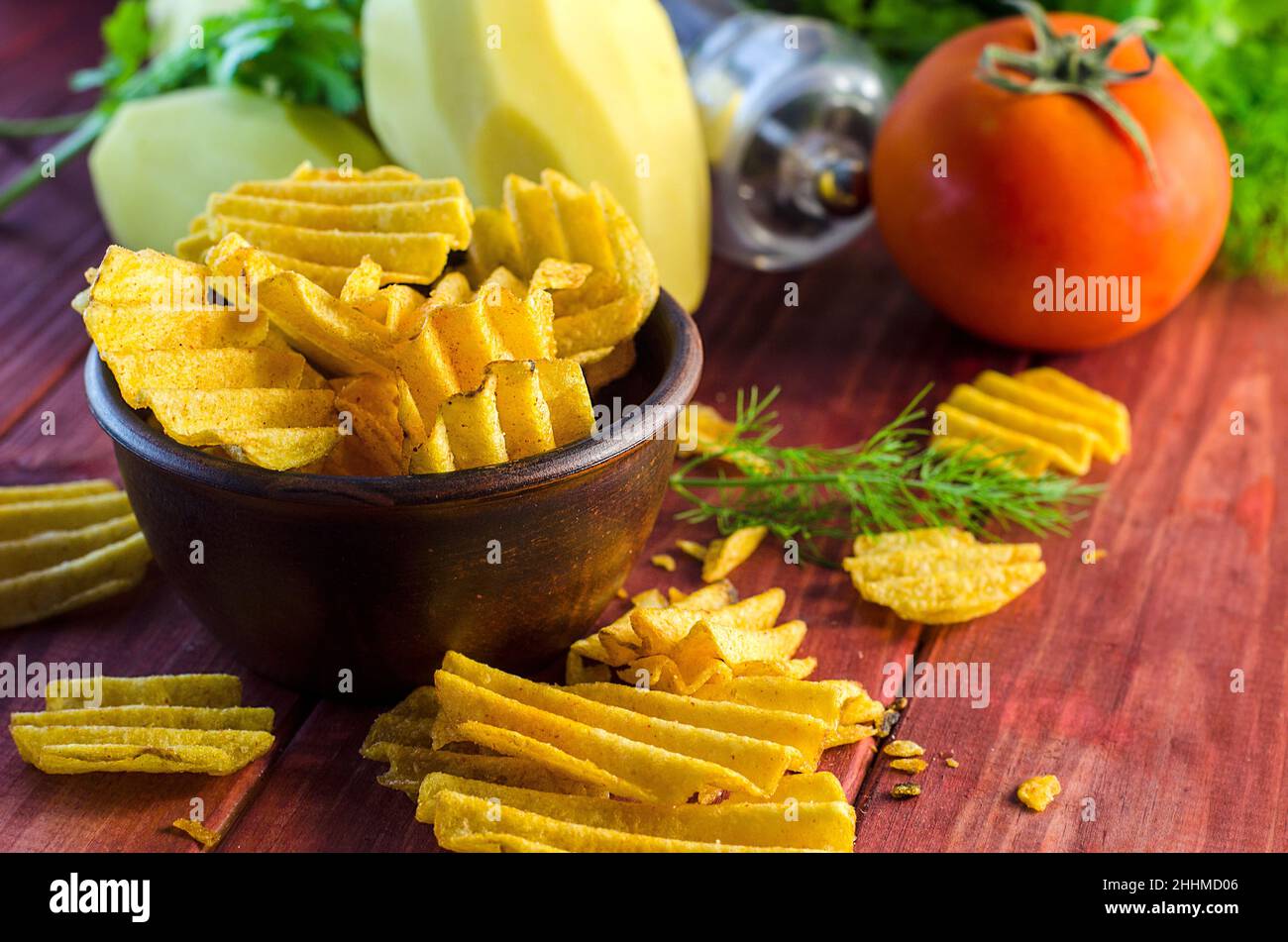 patatine fritte sul tavolo e ingredienti Foto Stock
