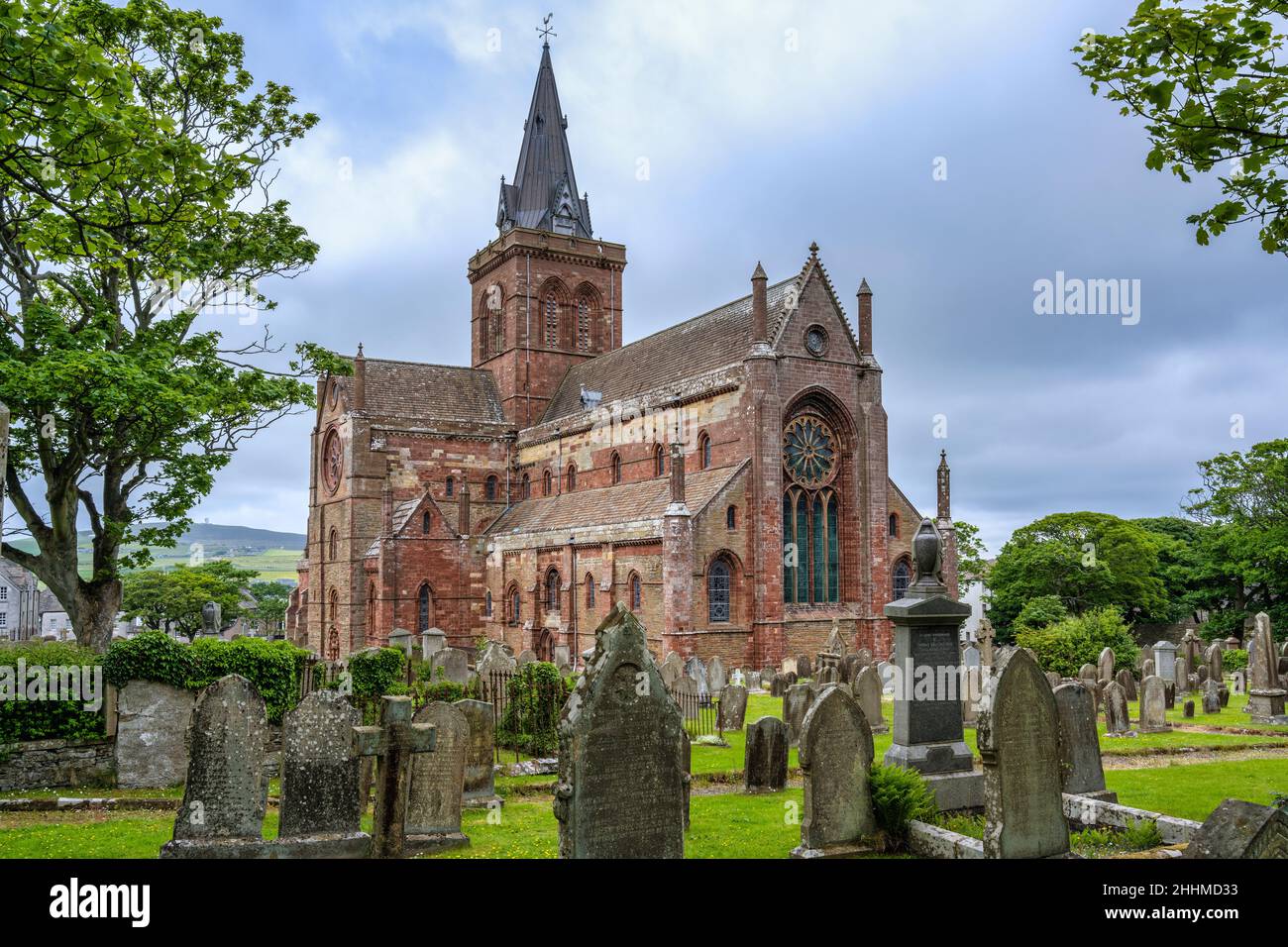Cattedrale di St Magnus (elevazione ovest) e terreno di sepoltura a Kirkwall su Mainland Orkney in Scozia Foto Stock