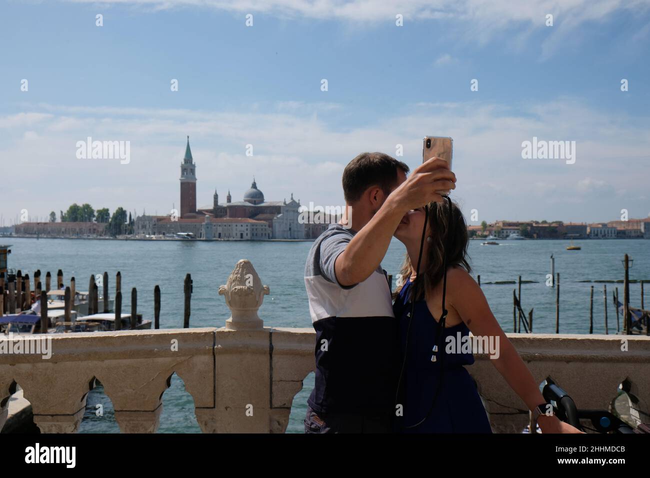 I turisti prendono un selfie a Venezia, 20 giugno 2020. Foto Stock