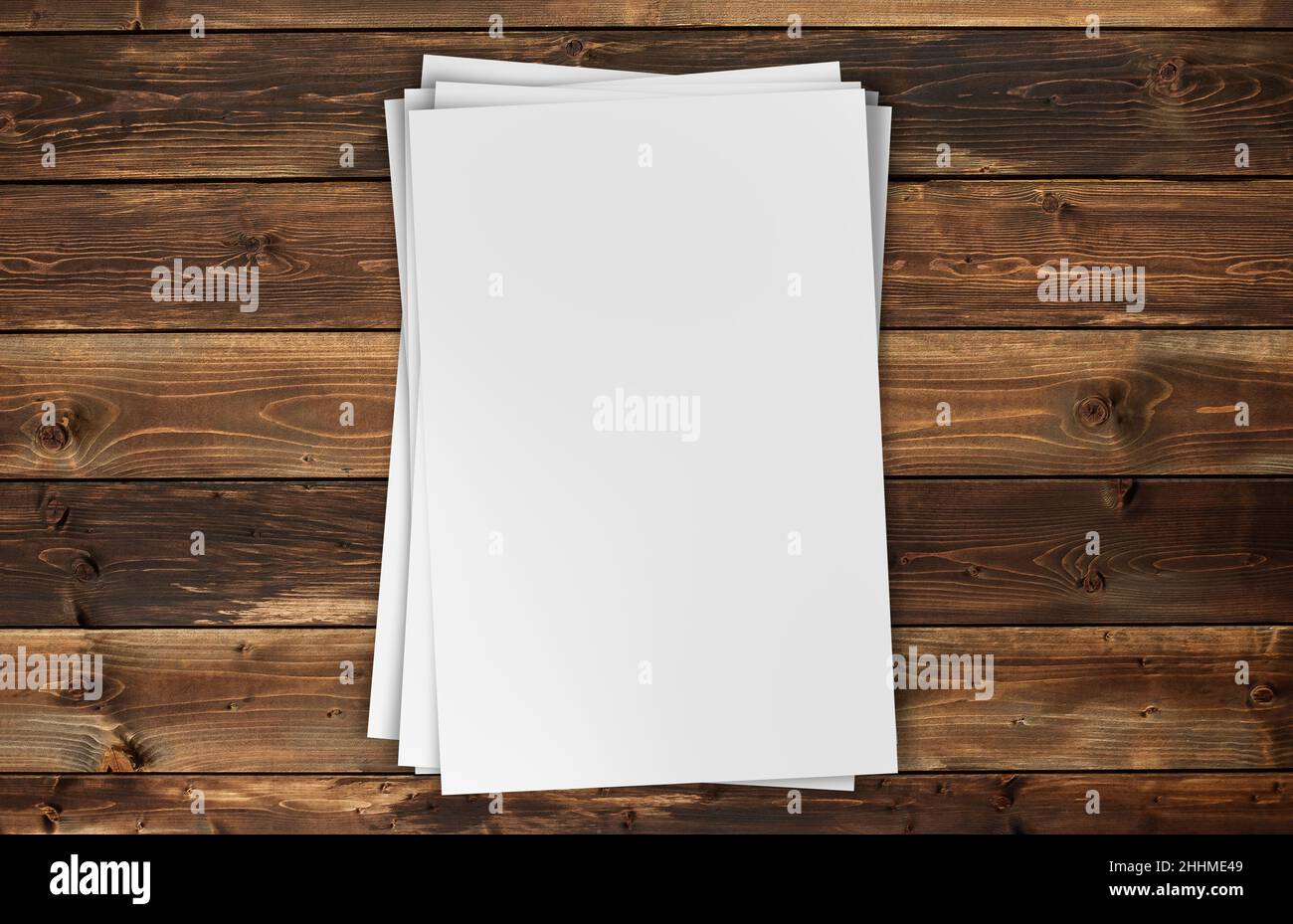 Fogli di carta bianca su sfondo di legno Foto Stock