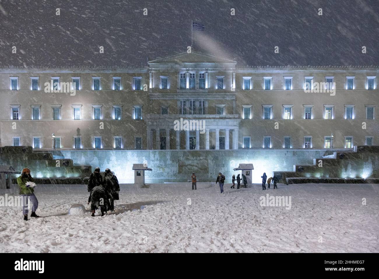 Nevicate ad Atene, in Grecia, e la gente si diverte a giocare con la neve di fronte al Parlamento, in Piazza Syntagma. Foto Stock