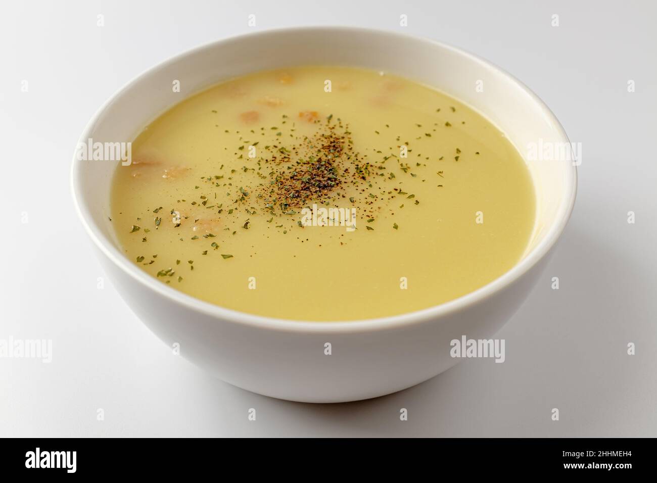 Zuppa di mais su sfondo bianco Foto Stock