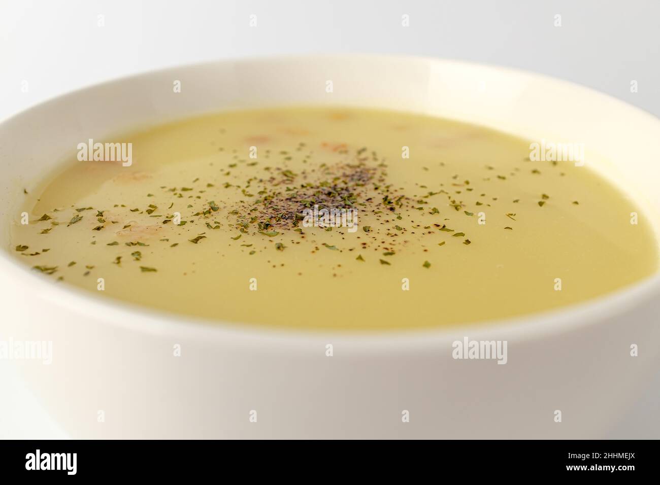 Zuppa di mais su sfondo bianco Foto Stock