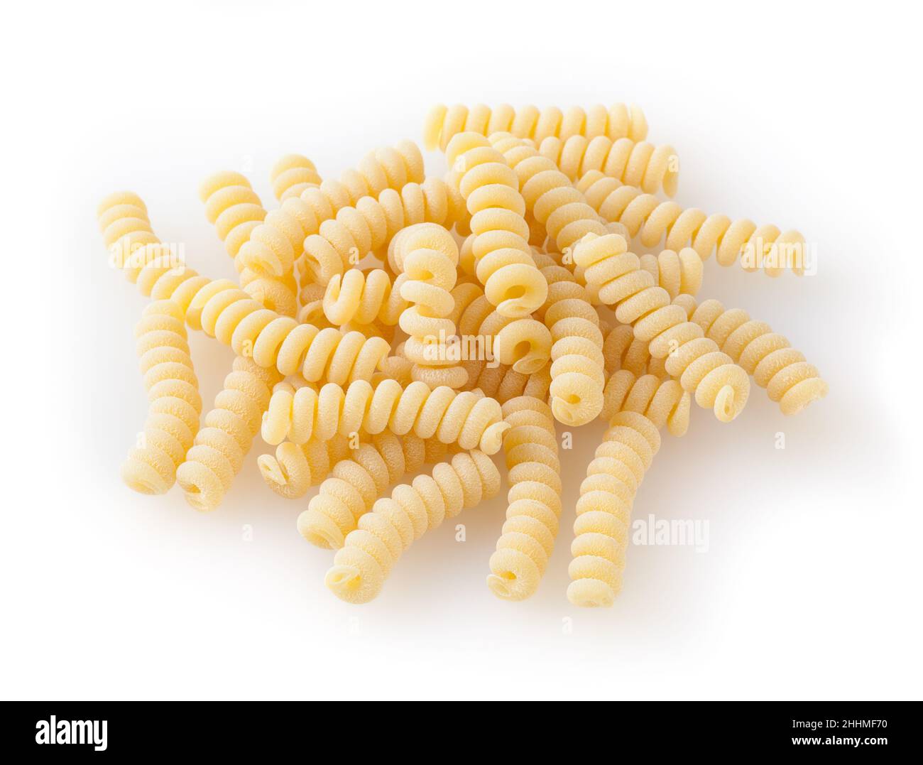 Fusilli cuti bucati non cotti isolati su fondo bianco Foto Stock