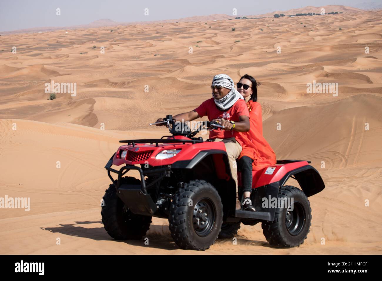 Quad Riding e Dune Bashing in un safari nel deserto a Dubai, Emirati Arabi Uniti. Foto Stock