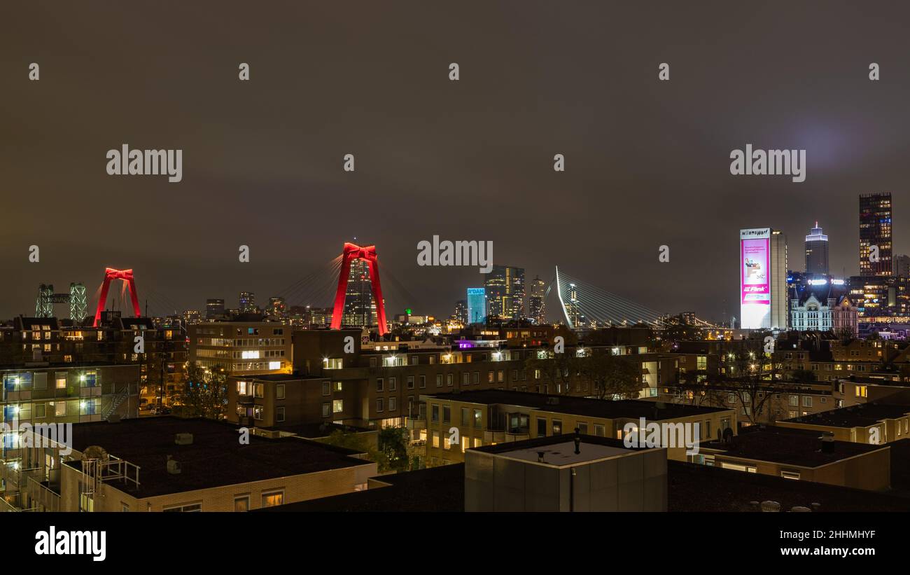 Vista sullo skyline di Rotterdam con l'iconico Witte huis (Casa Bianca), Zalmhaventoren (Torre Zalmhaven) e tutti e tre i ponti. Foto Stock