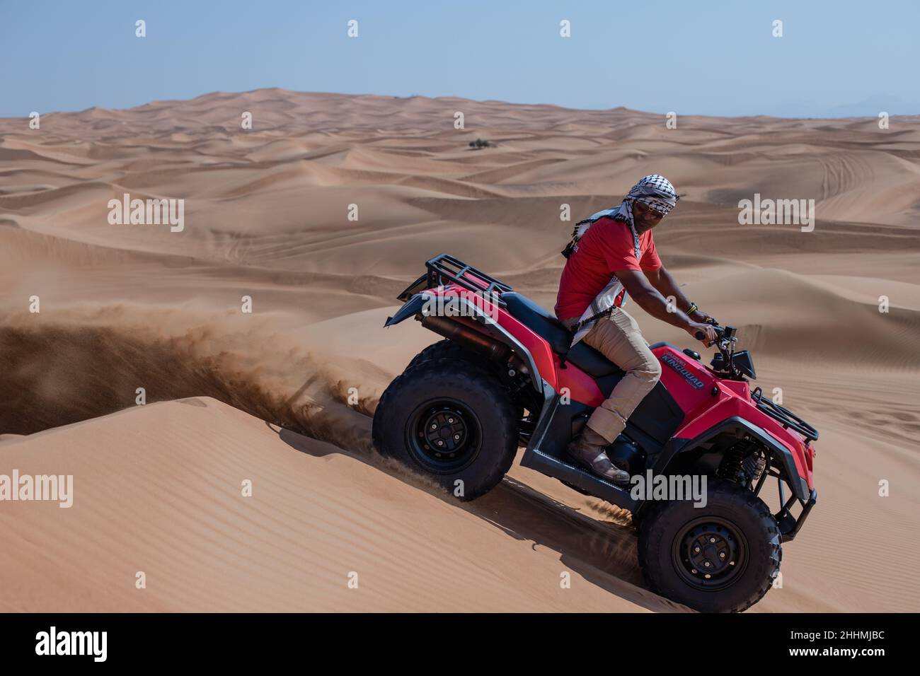 Quad Riding e Dune Bashing in un safari nel deserto a Dubai, Emirati Arabi Uniti. Foto Stock