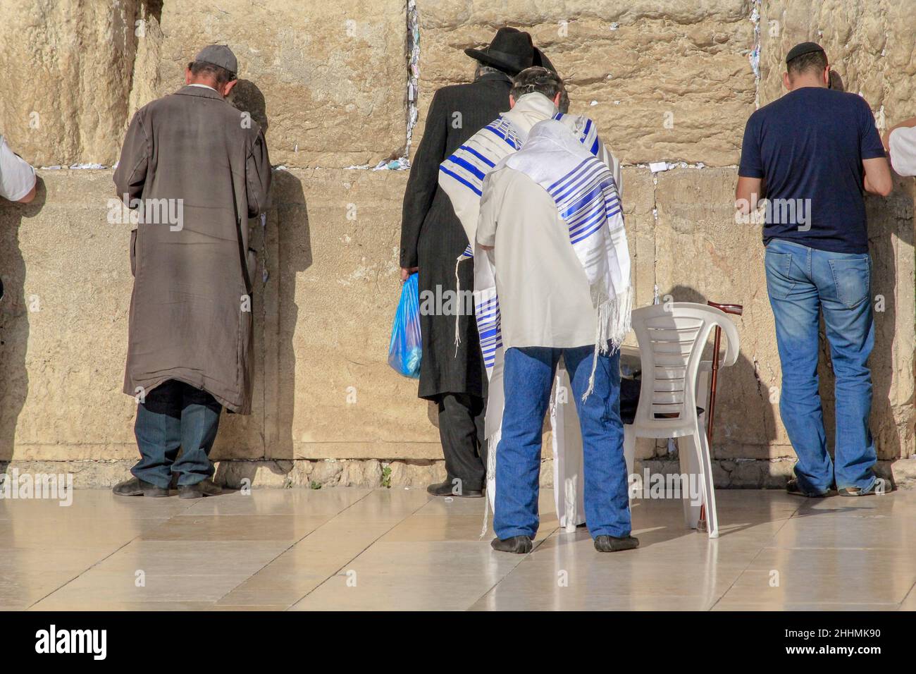 GERUSALEMME, ISRAELE - 11 MAGGIO 2011: Questi sono adoratori non identificati in uno dei santuari principali della religione ebraica - il Muro Occidentale. Foto Stock
