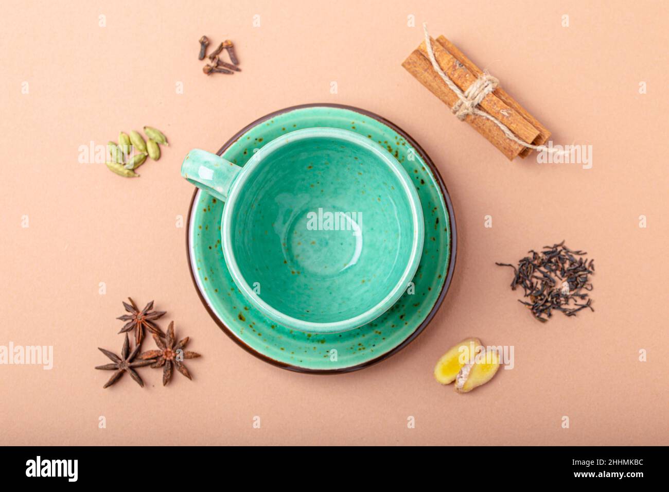 Teacup verde vuoto e spezie ingredienti per fare sano tè indiano bere masala chai Foto Stock