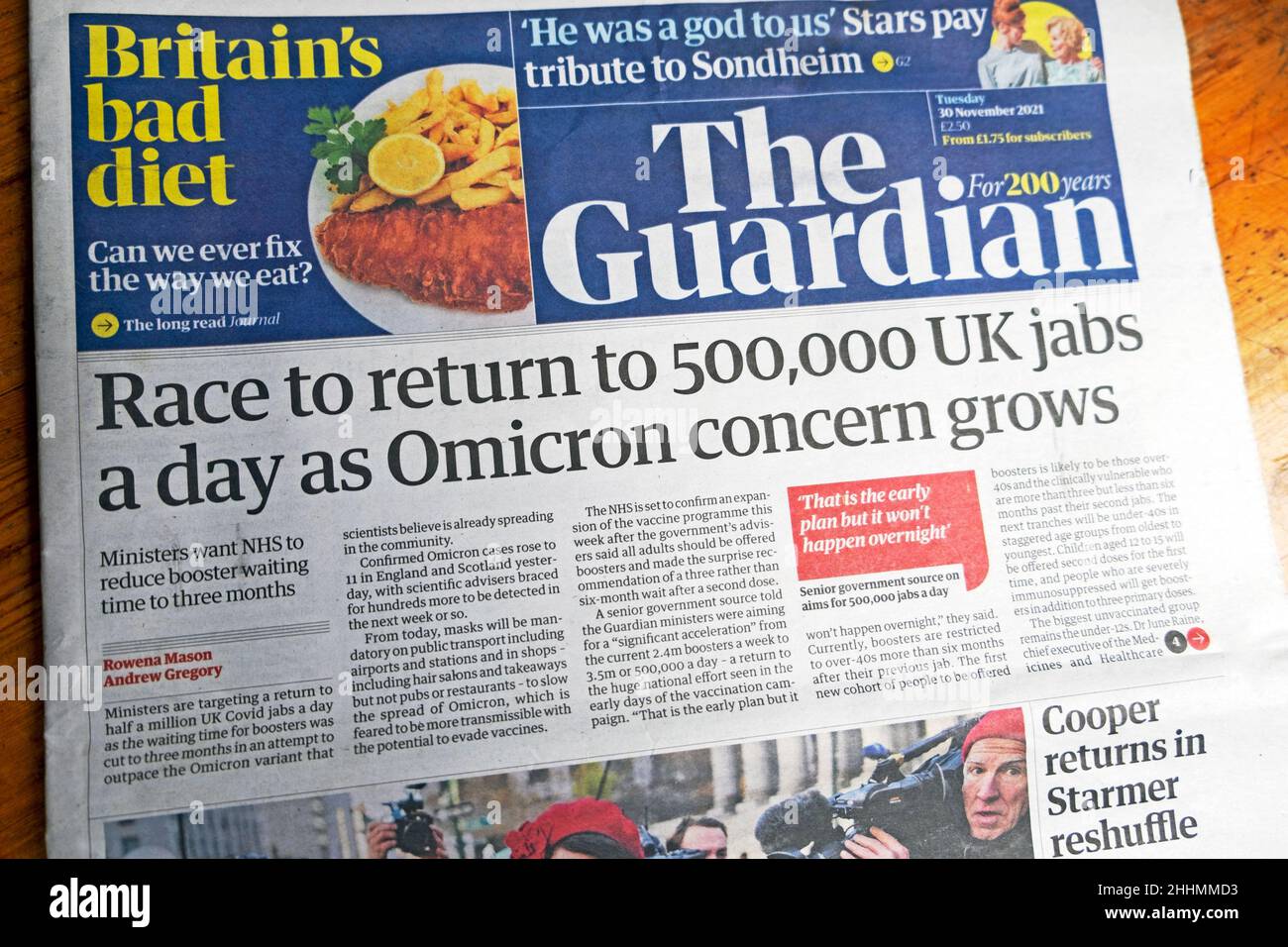 'Corsa per tornare a 500.000 UK jabs un giorno come Omicron preoccupazione cresce' Guardian covid pandemic giornale headline pagina iniziale 30 novembre 2021 Londra UK Foto Stock