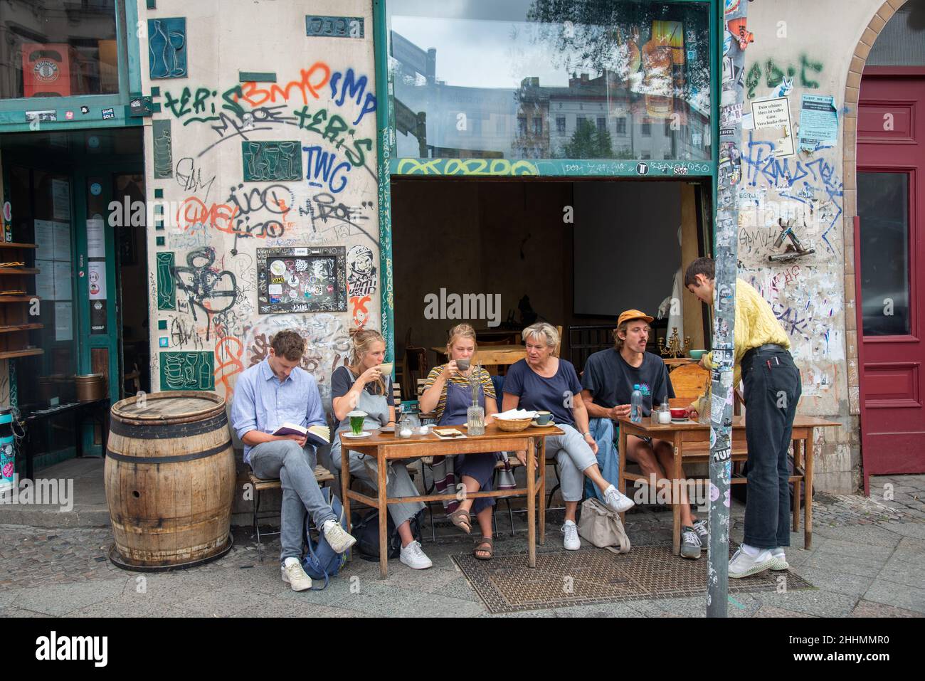 Gruppo di giovani in terrazza a Berlino, Germania Foto Stock