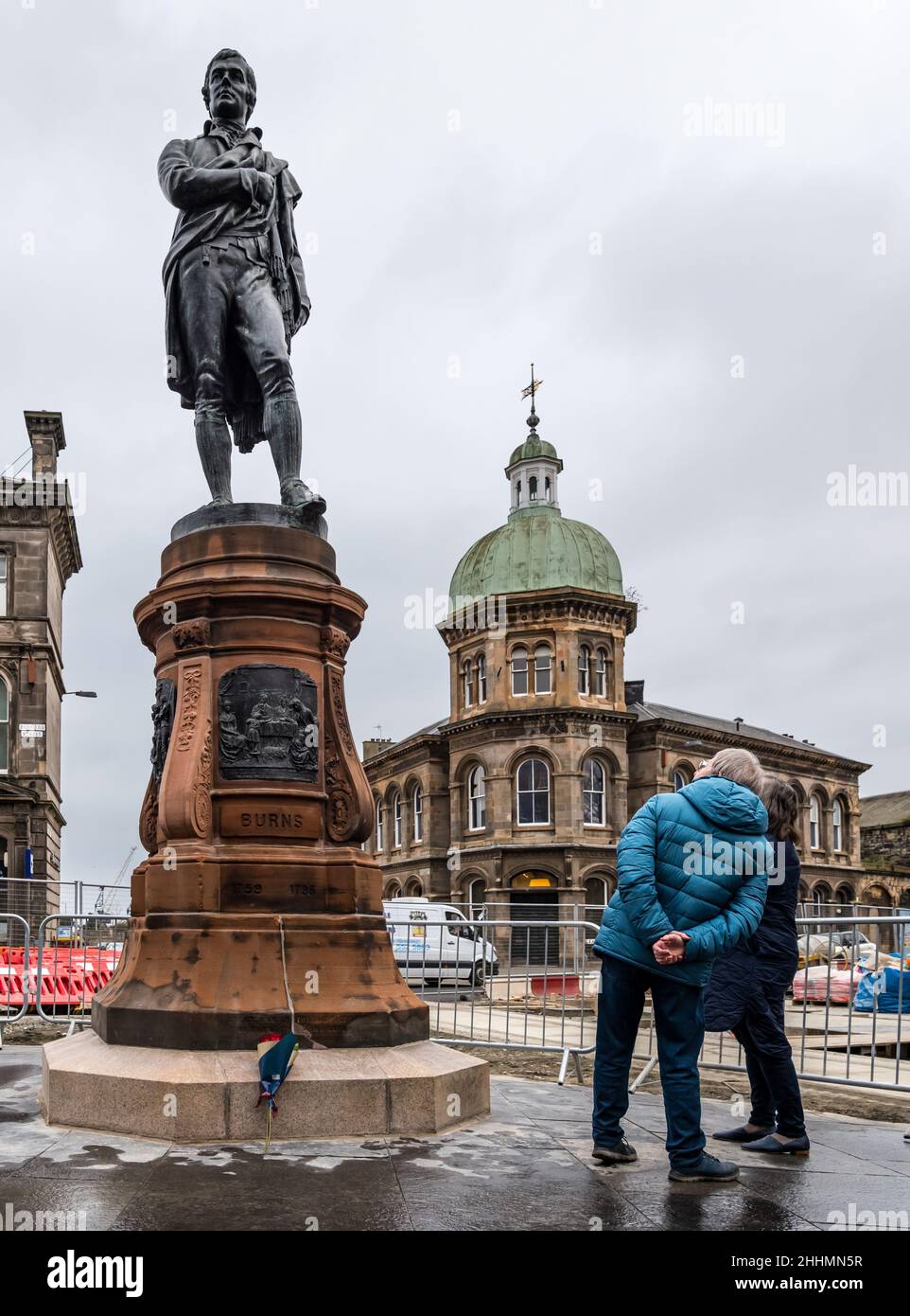 Leith, Edimburgo, Scozia, Regno Unito, 25 gennaio 2022. La statua di Robert Burns svelata: La statua, che è stata rimossa nel 2019 per i tram per i lavori di costruzione di Newhaven, ritorna a Bernard Street recentemente restaurato sulla notte Burns. La statua fu eretta dal Leith Burns Club nel 1898. Su ogni lato del piedistallo si trova un pannello basato su una delle poesie di Burns: La notte del Sabato di Cottar, Hallowe'en, Death e Dr Hornbrook e Smiddy Foto Stock