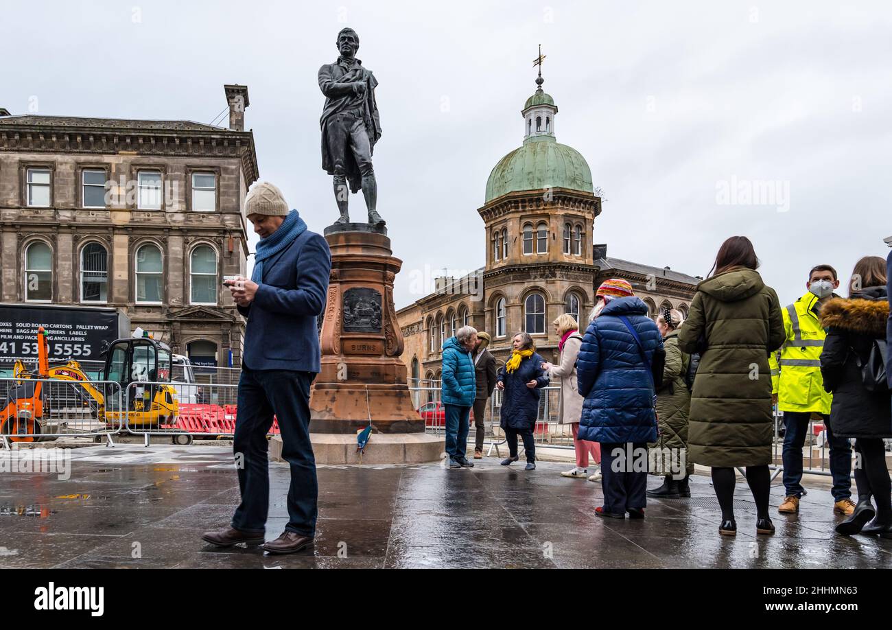 Leith, Edimburgo, Scozia, Regno Unito, 25 gennaio 2022. La statua di Robert Burns svelata: La statua, che è stata rimossa nel 2019 per i tram per i lavori di costruzione di Newhaven, ritorna a Bernard Street recentemente restaurato sulla notte Burns. La statua fu eretta dal Leith Burns Club nel 1898. Su ogni lato del piedistallo si trova un pannello basato su una delle poesie di Burns: La notte del Sabato di Cottar, Hallowe'en, Death e Dr Hornbrook e Smiddy Foto Stock
