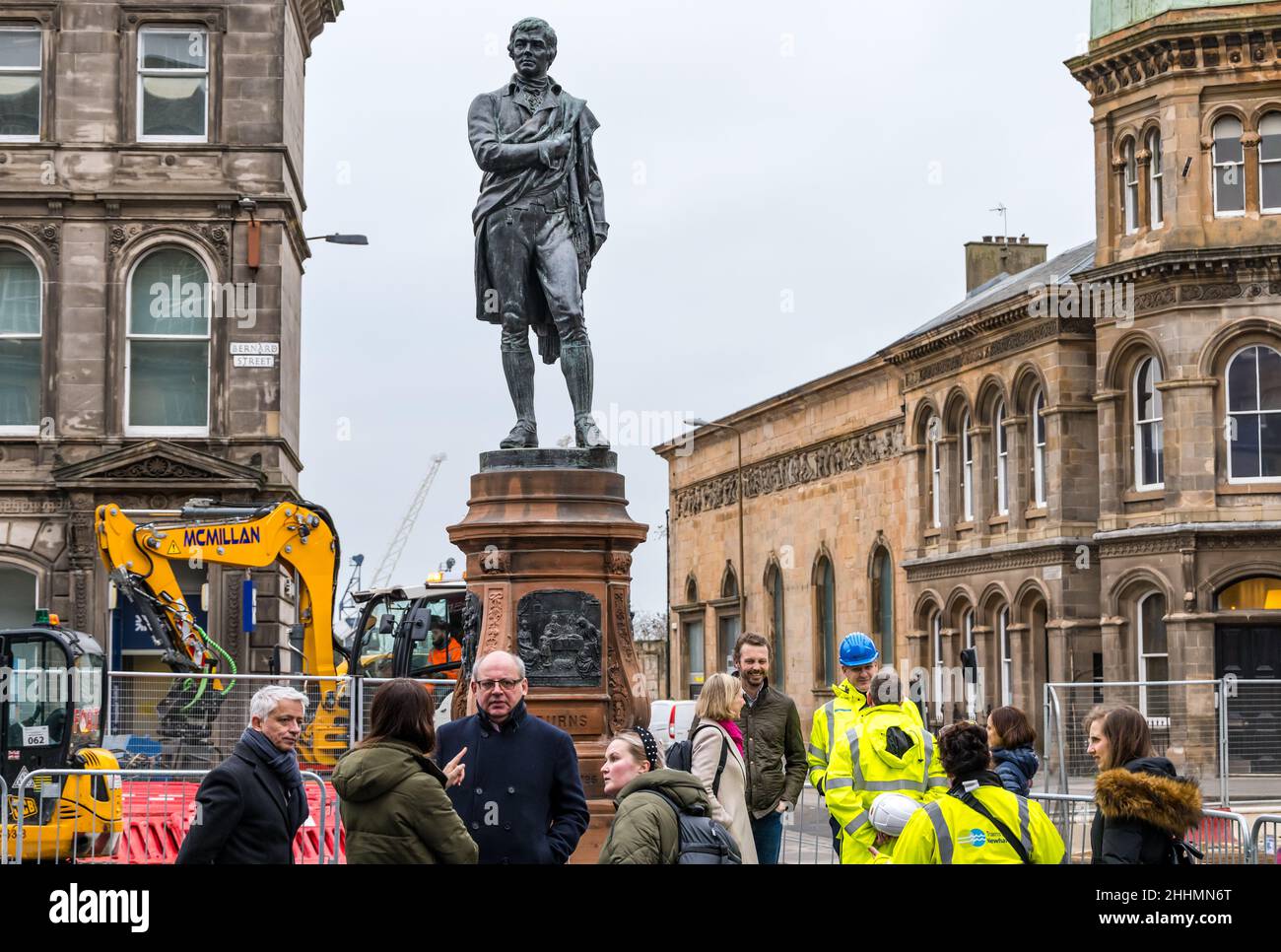 Leith, Edimburgo, Scozia, Regno Unito, 25 gennaio 2022. La statua di Robert Burns svelata: La statua, che è stata rimossa nel 2019 per i tram per i lavori di costruzione di Newhaven, ritorna a Bernard Street recentemente restaurato sulla notte Burns. La statua fu eretta dal Leith Burns Club nel 1898. Su ogni lato del piedistallo si trova un pannello basato su una delle poesie di Burns: La notte del Sabato di Cottar, Hallowe'en, Death e Dr Hornbrook e Smiddy Foto Stock