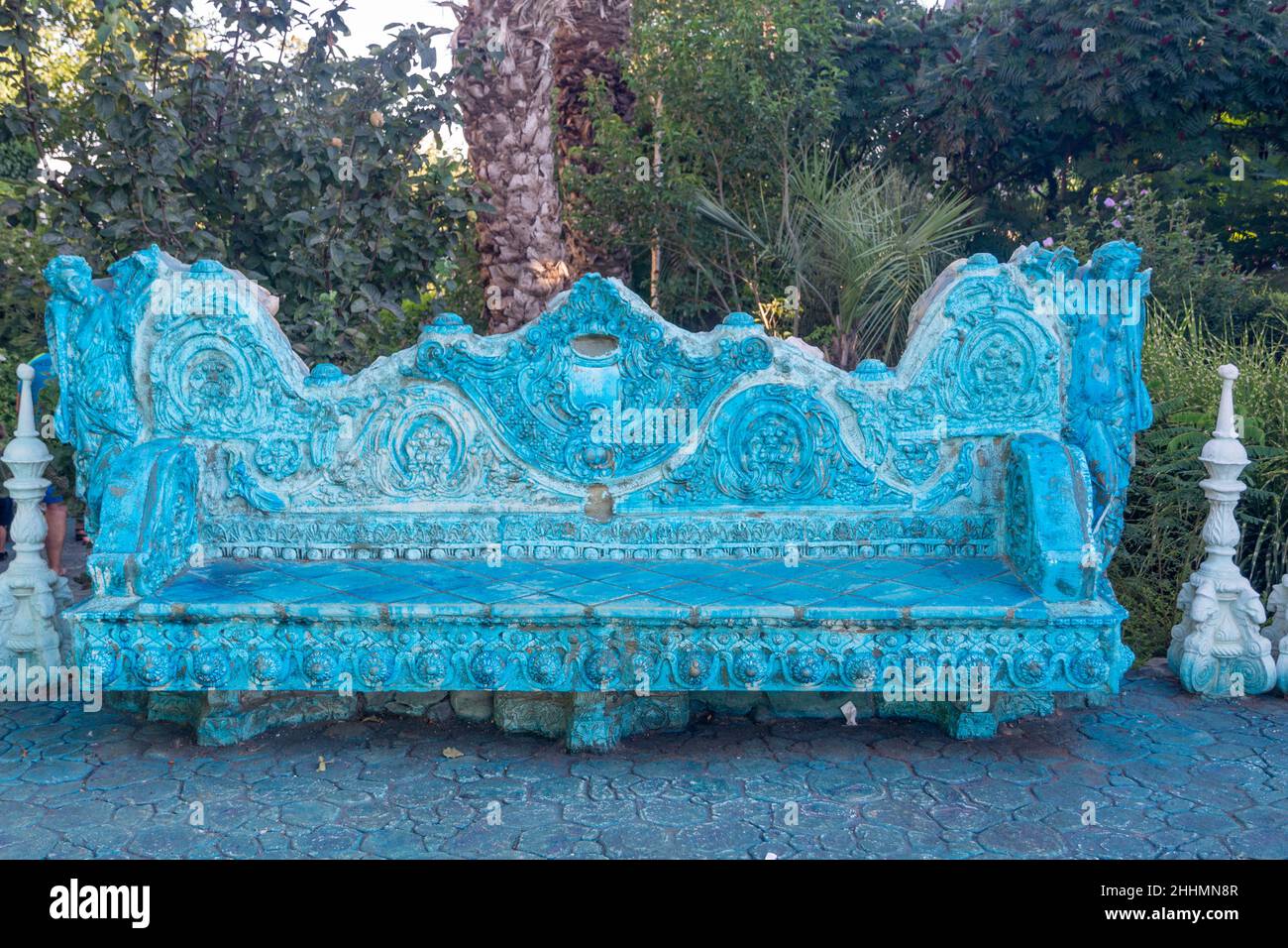 Panchina di pietra nel giardino del castello di Ravadinovo, Bulgaria. Foto Stock