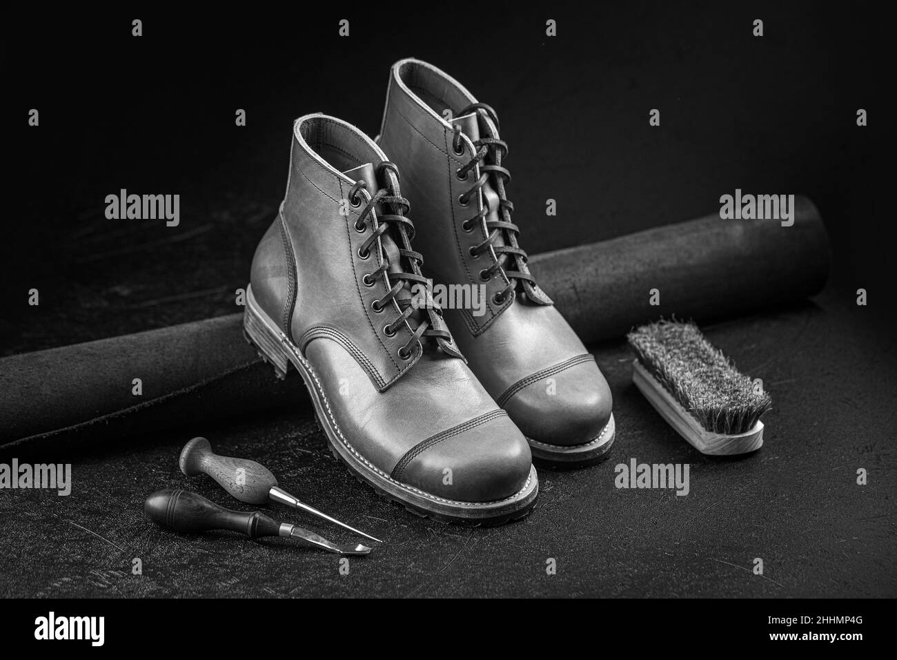 Scarpe in pelle marrone artigianale con utensili a ciottoli Foto Stock