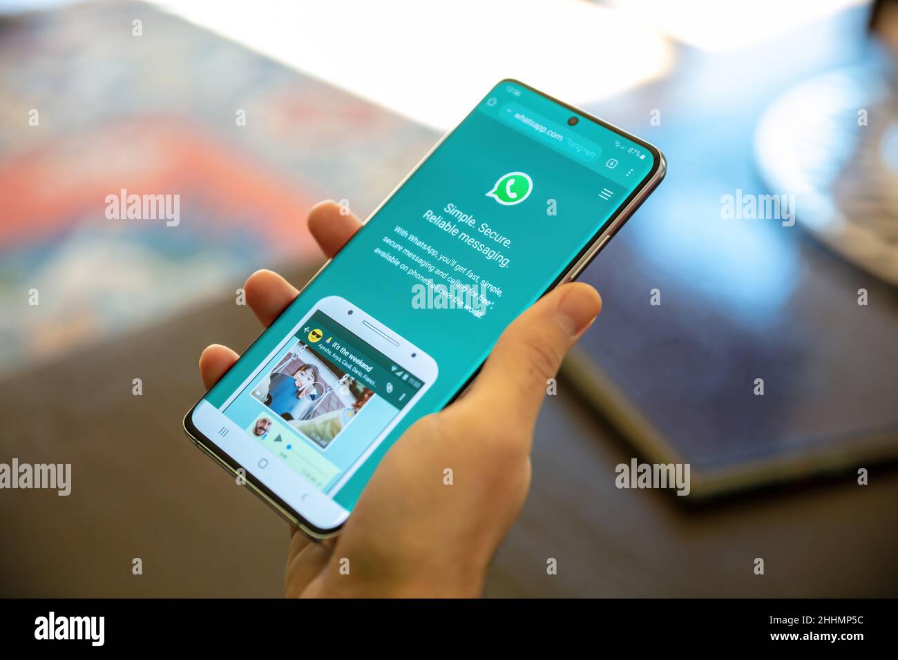 Grecia Atene, gennaio 23 2022. Logo dell'app di comunicazione WhatsApp Messenger sul display del telefono cellulare Foto Stock