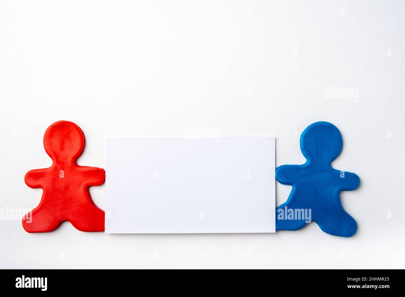 Gli uomini di plastilina hanno la pubblicità in bianco, biglietto da visita. Uomini di plastilina con biglietto d'auguri. Per inserire testo o disegno. Concetto aziendale. Foto Stock