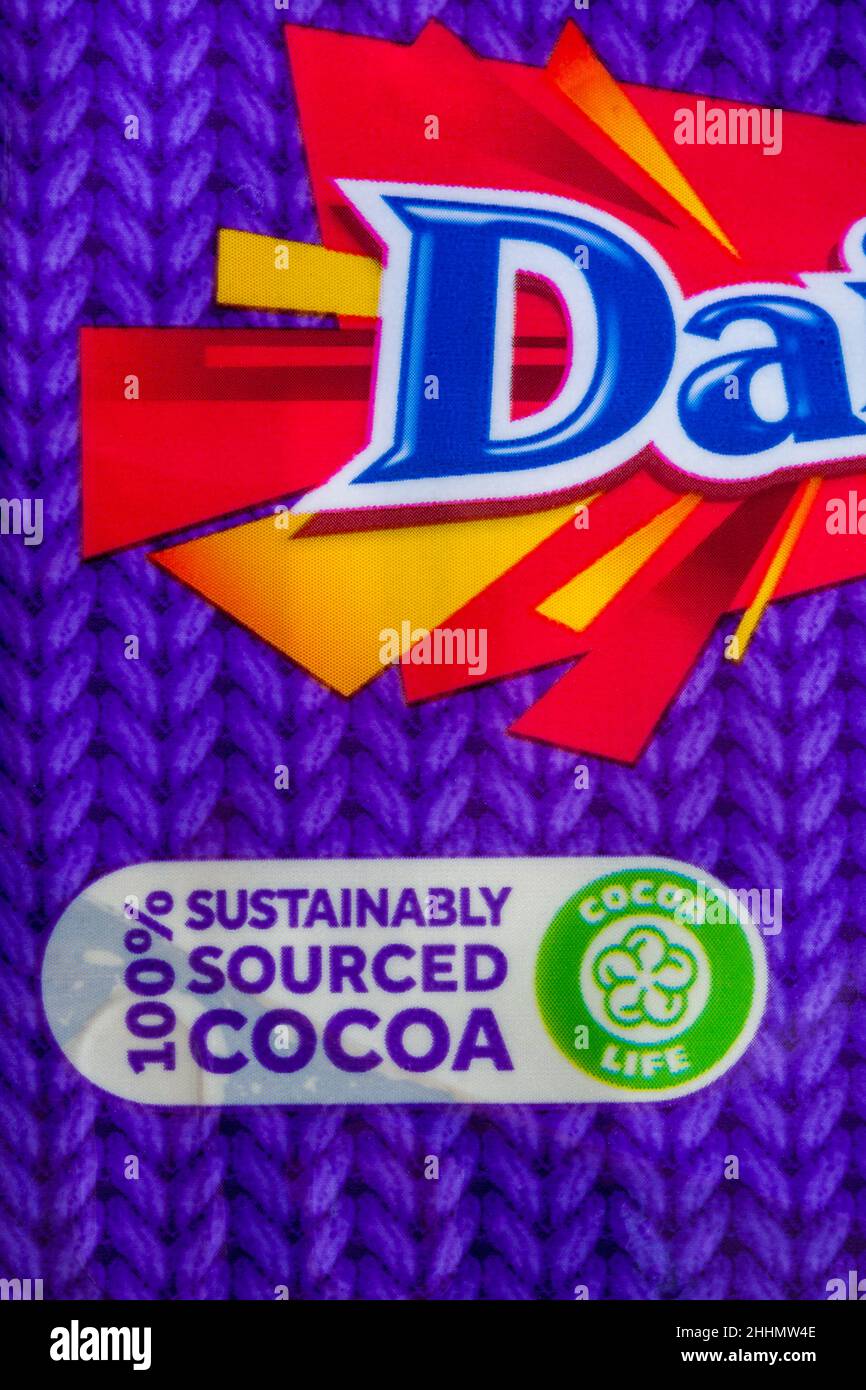 Cacao al 100% di origine sostenibile - Cocoa Life Symbol CocoaLife in confezione di cioccolato Daim Little Robins al latte di Cadbury Foto Stock