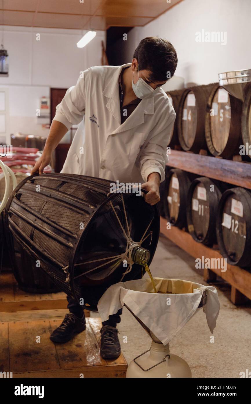 I monaci benedettini preparano liquori artigianali nel monastero di San Benedetto di Singeverga, a Santo Tirso, Portogallo. Foto Stock