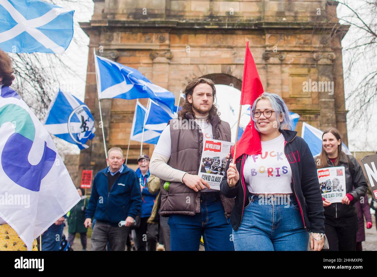 Tutti i manifestanti sotto uno striscione prendono parte a 'Emergency Demonstration - Sack Johnson, End Tory Rule, Independence Now' a Glasgow, mentre il primo ministro sta affrontando gli inviti a dimettersi. Credito: Euan Cherry Foto Stock